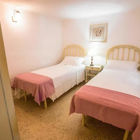 Sleeps 6 Pool Air Con Wifi